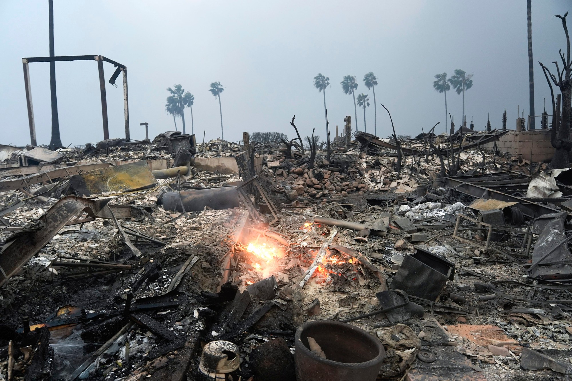 Los Angeles a okolie zasiahol ničivý lesný požiar. 