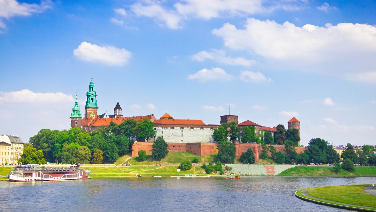 - Wzgórze wawelskie się nie osuwa - uspokaja Jerzy Petrus, wicedyrektor Zamku Królewskiego w Krakowie, ale w fatalnym stanie są stoki wawelskie. Ponad tydzień temu ulewa odsłoniła... ludzkie kości. Przez deszcz na skarpie pod Wawelem powstało kilkumetrowe osuwisko. Rewitalizacji wymagają też mury okalające Zamek - informuje Radio Kraków.