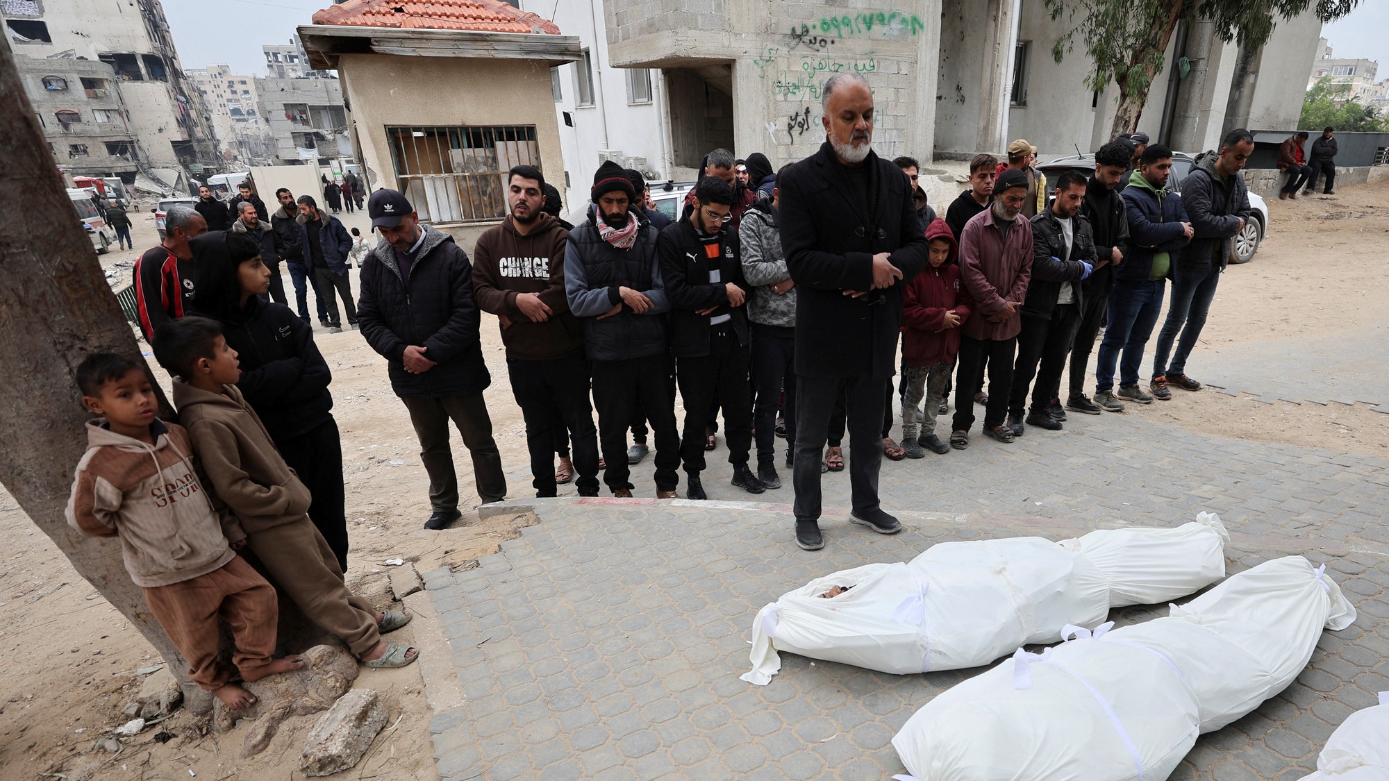 Reakcie smútiacich počas pohrebu Palestínčanov, ktorí podľa lekárov zahynuli pri izraelských útokoch