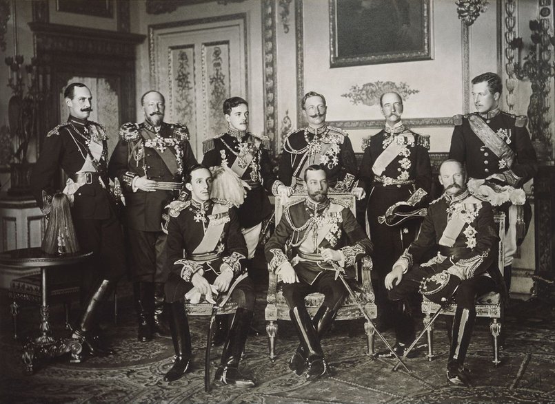 Od lewej stoją: król Norwegii Haakon VII, król Bułgarii Ferdynand I Koburg, król Portugalii Manuel II, cesarz niemiecki i król Prus Wilhelm II, król Grecji Jerzy I, król Belgii Albert I Koburg. Od lewej siedzą: król Hiszpanii Alfons XII, król Wielkiej Brytanii Jerzy V oraz król Danii Fryderyk VIII