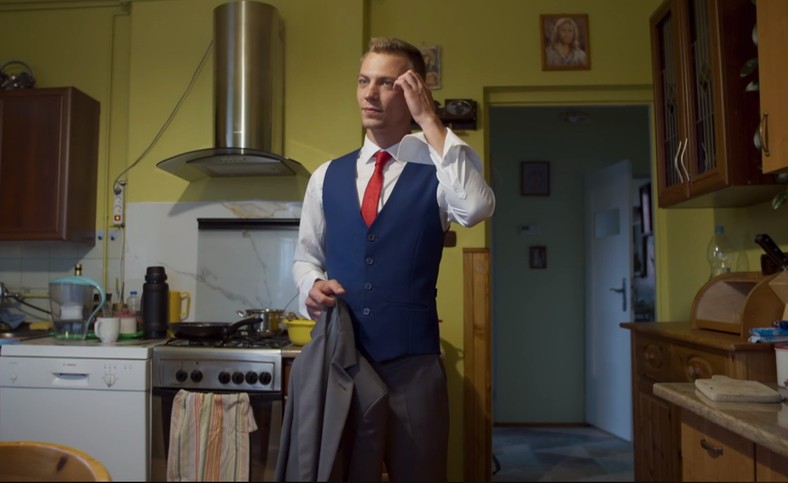 "Boda a primera vista".  Adán en un traje de novia