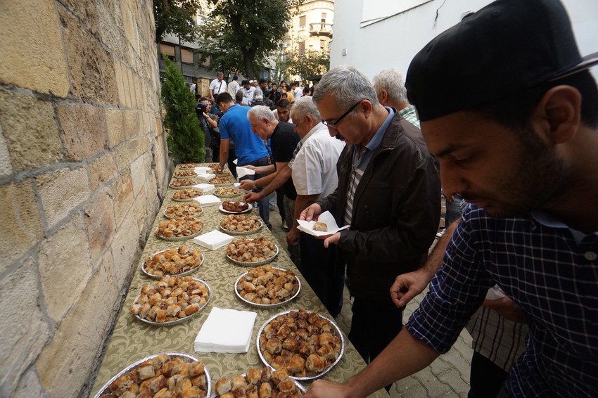 Bajramska sofra ispred Bajrakli džamije u Beogradu
