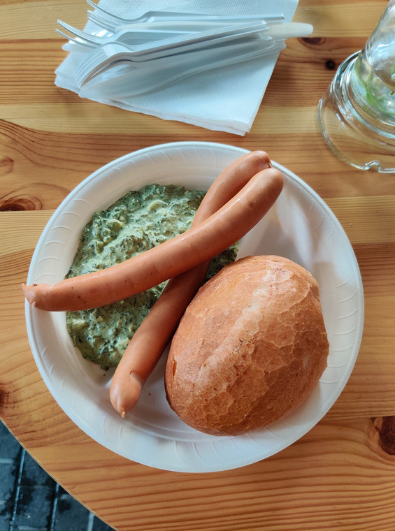 Kiełbaski z zielonym sosem