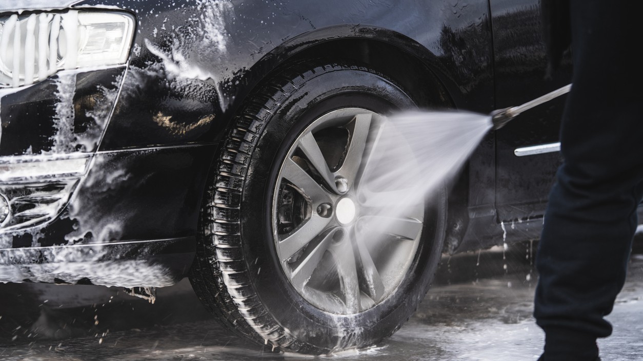 V zime by ste mali umývať auto každé dva týždne, aby ste odstránili soľ a chemikálie z ciest. Soľ urýchľuje koróziu karosérie a podvozku. 