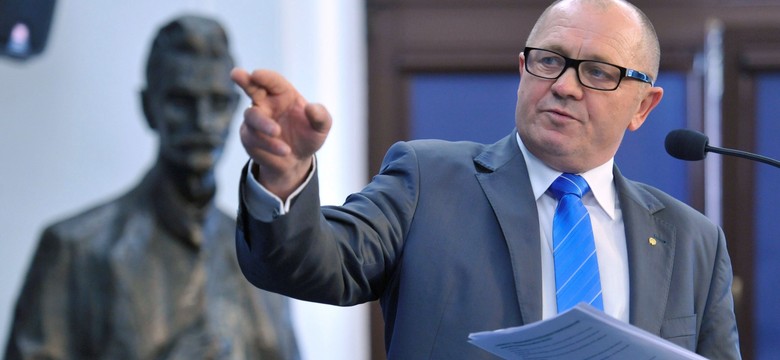 2,5 tys. za tabliczkę z nazwiskiem ministra? Sawicki węszy prowokację