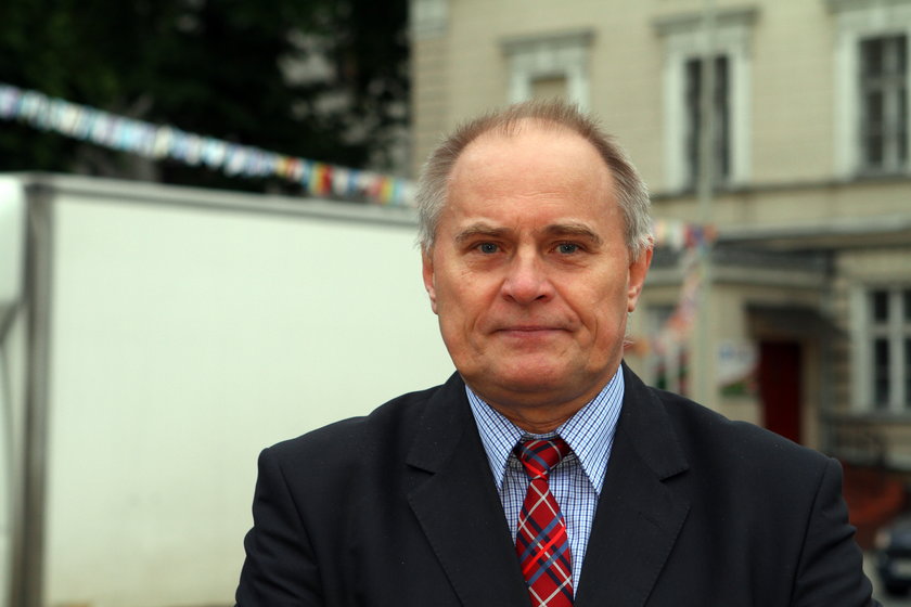 Dyrektor Grzegorz Sójka w czerwonym krawacie