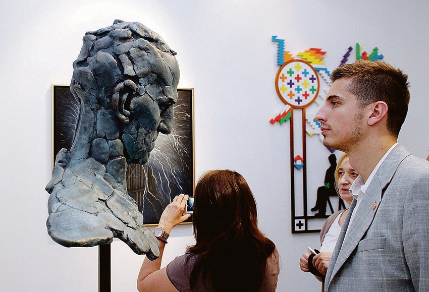 - Tesla i Đoković: To je taj nos, struktura koja daje crte lica... čudesna, ogromna, a smirena snaga - kaže o svom radu vajar Zoran Ivanović