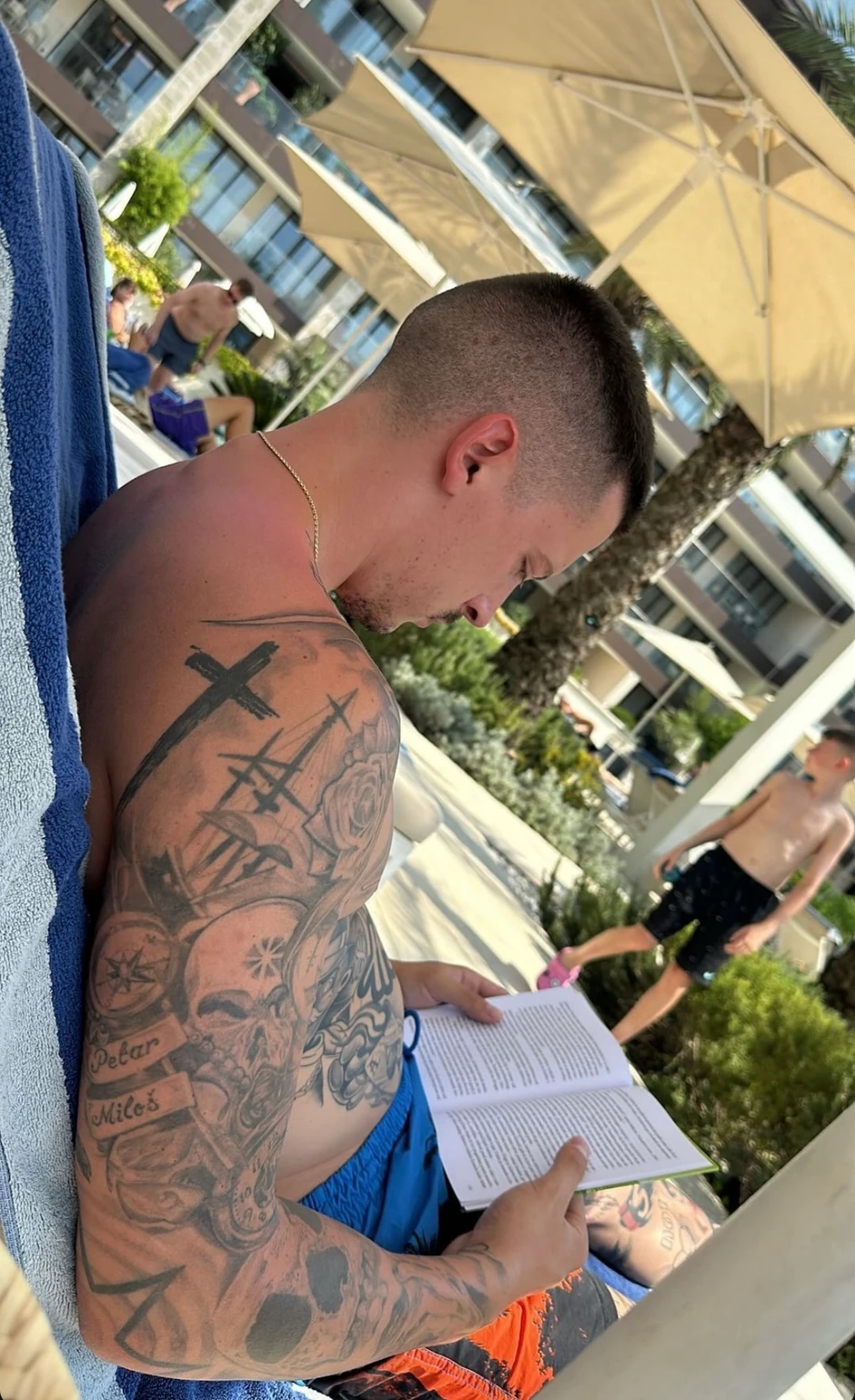 Uroš Panić čita knjigu po izlasku iz zatvora 