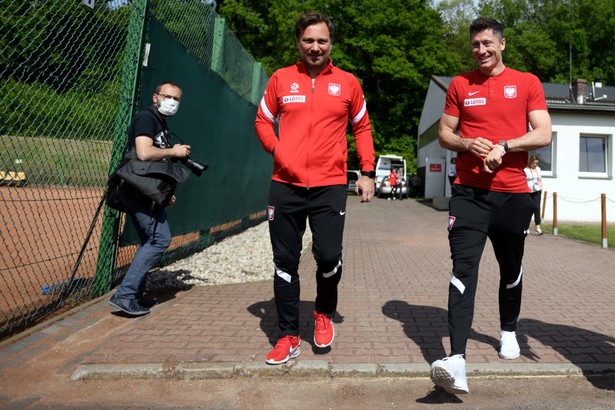 Kapitan piłkarskiej reprezentacji Polski Robert Lewandowski (P) i Team Manager ds. sportowych oraz rzecznik prasowy PZPN Jakub Kwiatkowski (C) po konferencji prasowej podczas zgrupowania kadry