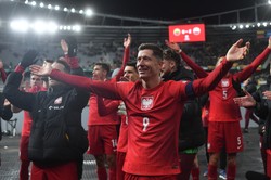 Robert Lewandowski dostał w mięsień w dwugłowy. Z bólem dograł mecz do końca