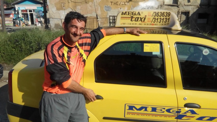 Nenad Matić ispred taksija u kom je dobio sina