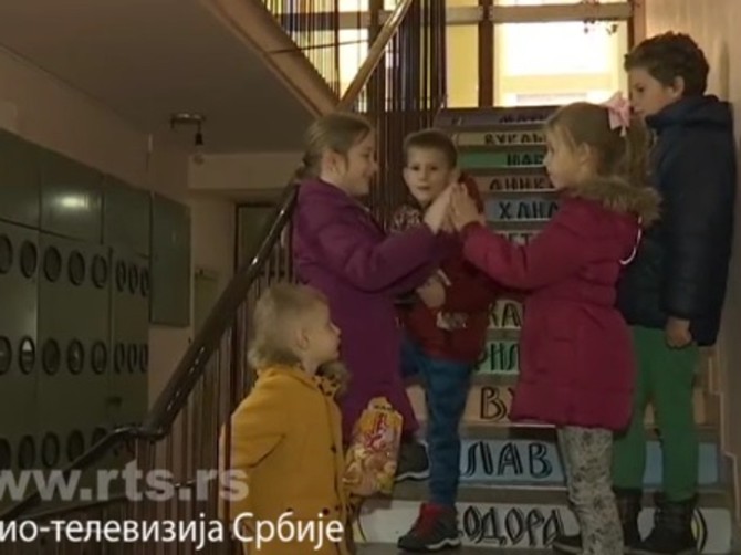 Ova deca žive u najlepšoj zgradi u Šapcu