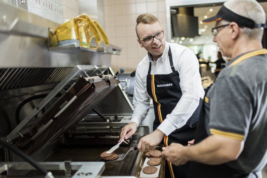 Najmłodszy kierownik w polskiej restauracji McDonalds ma 22 lata, natomiast menedżerowie to bardzo często 18–19-latkowie 