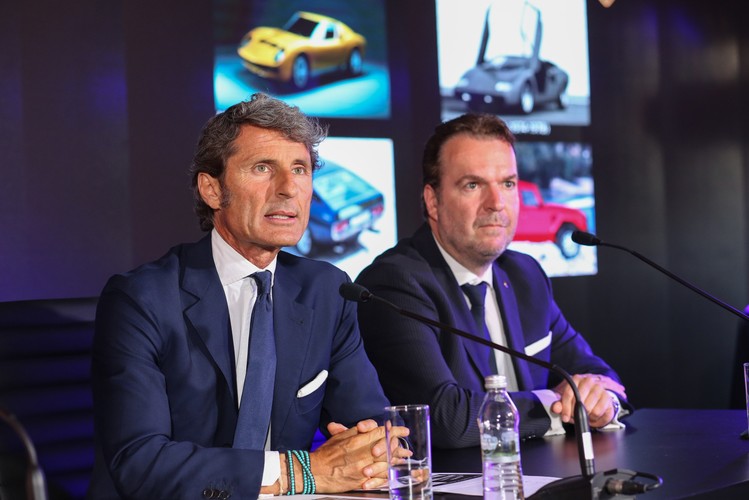 Nazwa Huracán pochodzi od niezwyciężonego byka z hiszpańskiej hodowli Conte della Patilla z końca XIX wieku.<br>

<b>Na zdjęciu:</b>Prezes Automobili Lamborghini - Stephan Winkelmann (L) i dyrektor sprzedazy Lamborghini Wiedeń - Robert Engstler (P), podczas konferencji prasowej.<br><br> fot. (mr) PAP/Rafał Guz