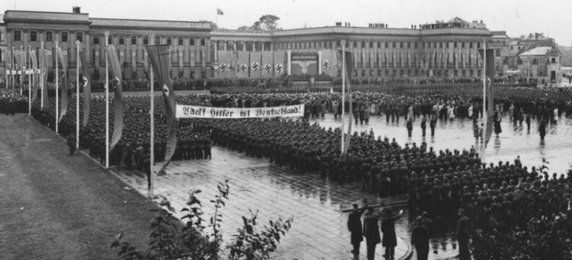 Niemieckie uroczystości z okazji pierwszej rocznicy wybuchu II wojny światowej przed Pałacem Saskim połączone z przemianowaniem placu Piłsudskiego na Adolf Hitler Platz