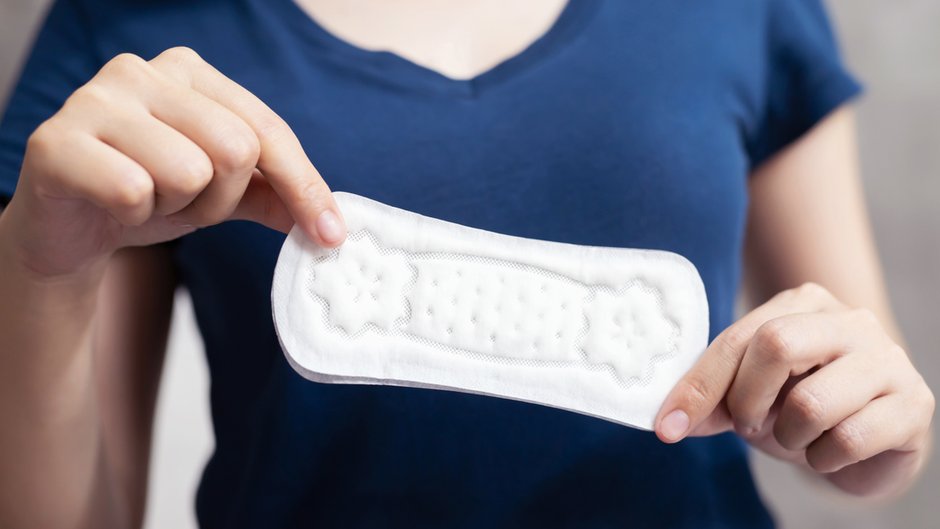 Dyskusja o darmowych środkach menstruacyjnych wciąż budzi w Polsce emocje