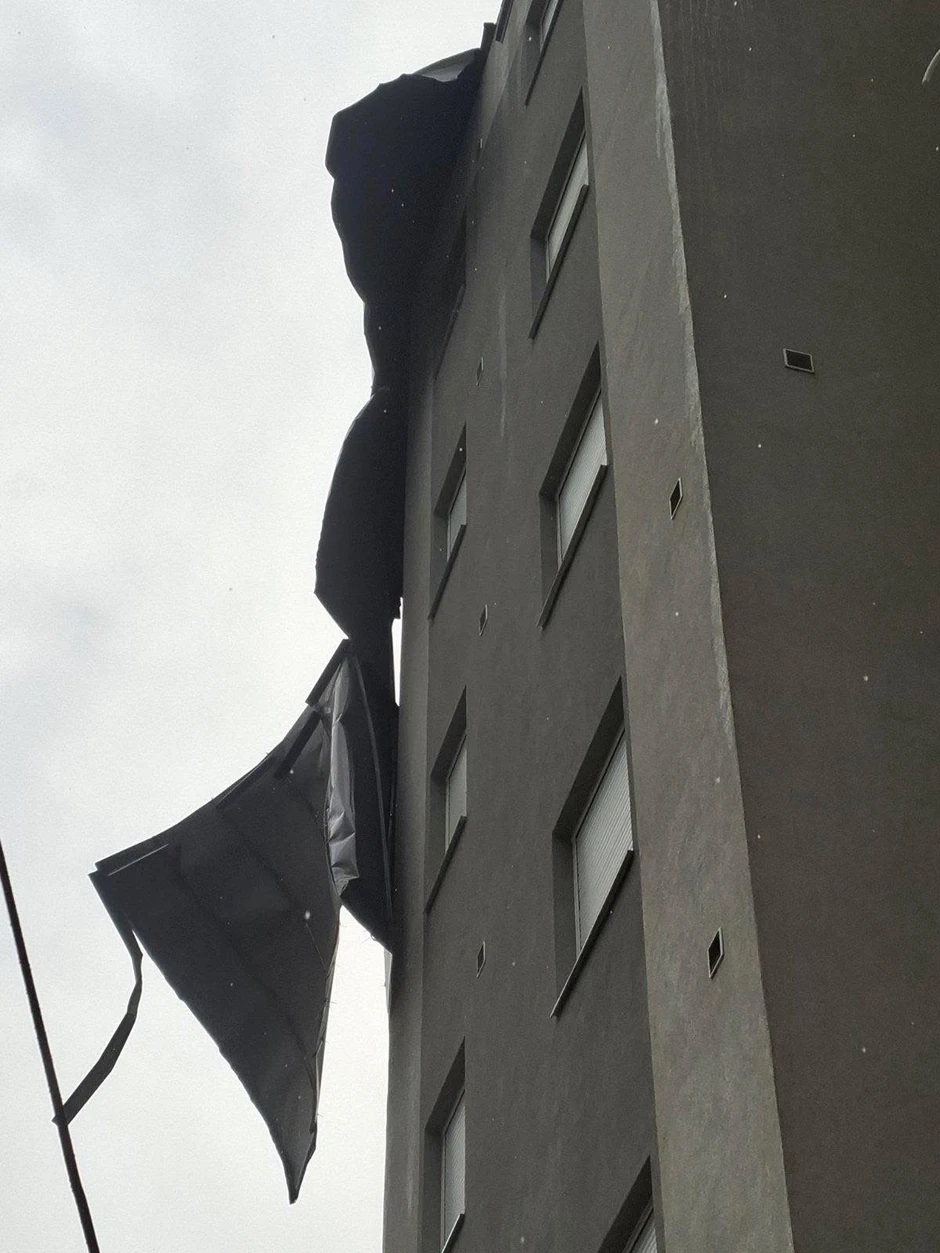 Odleteo krov sa zgrade u Borči