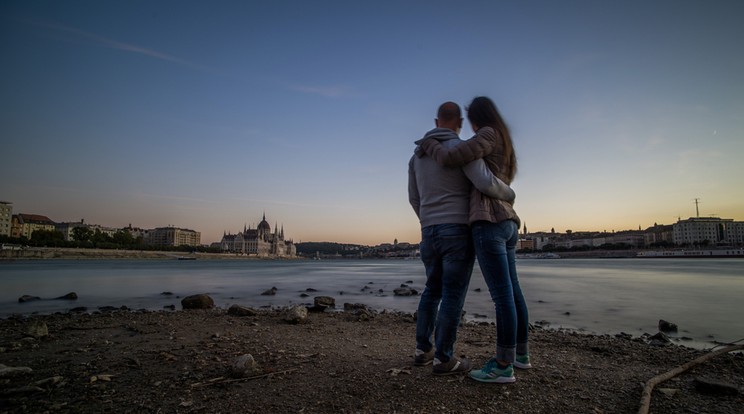 A Duna tavaly olyan alacsony volt, hogy a Margit híd alól előbukkant a homokpad. Ez egyre gyakoribb lesz /Fotó: MTI/Balogh Zoltán