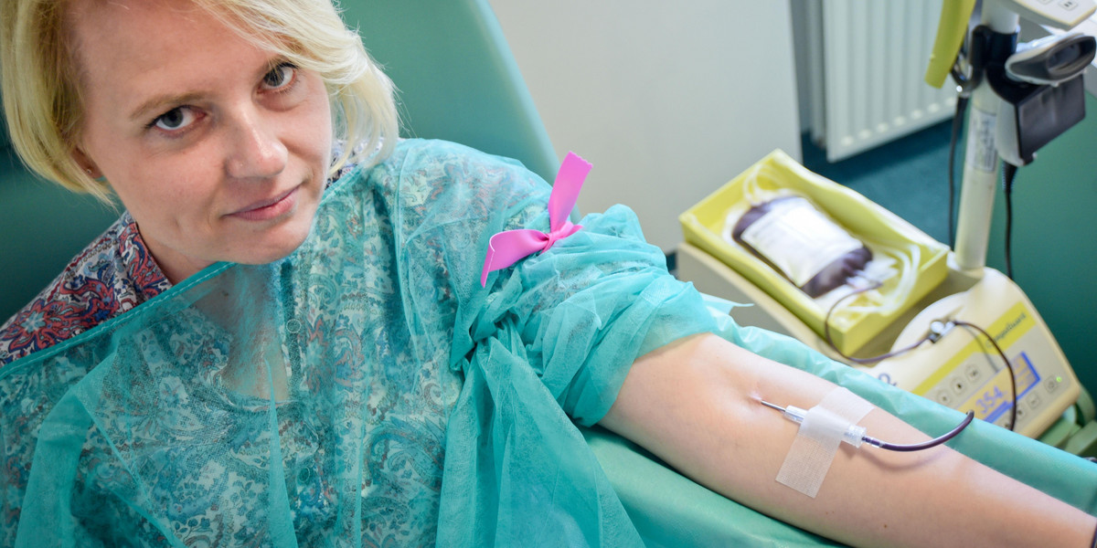 Justyna Węcek, wiceszefowa działu Polityka w Fakcie, pierwszy raz poszła oddać krew 16 lat temu, żeby… przełamać strach przed igłą. Igieł nadal nie lubi, ale od krwiodawstwa nie odstąpiła. 9 czerwca oddała kolejne 450 ml krwi