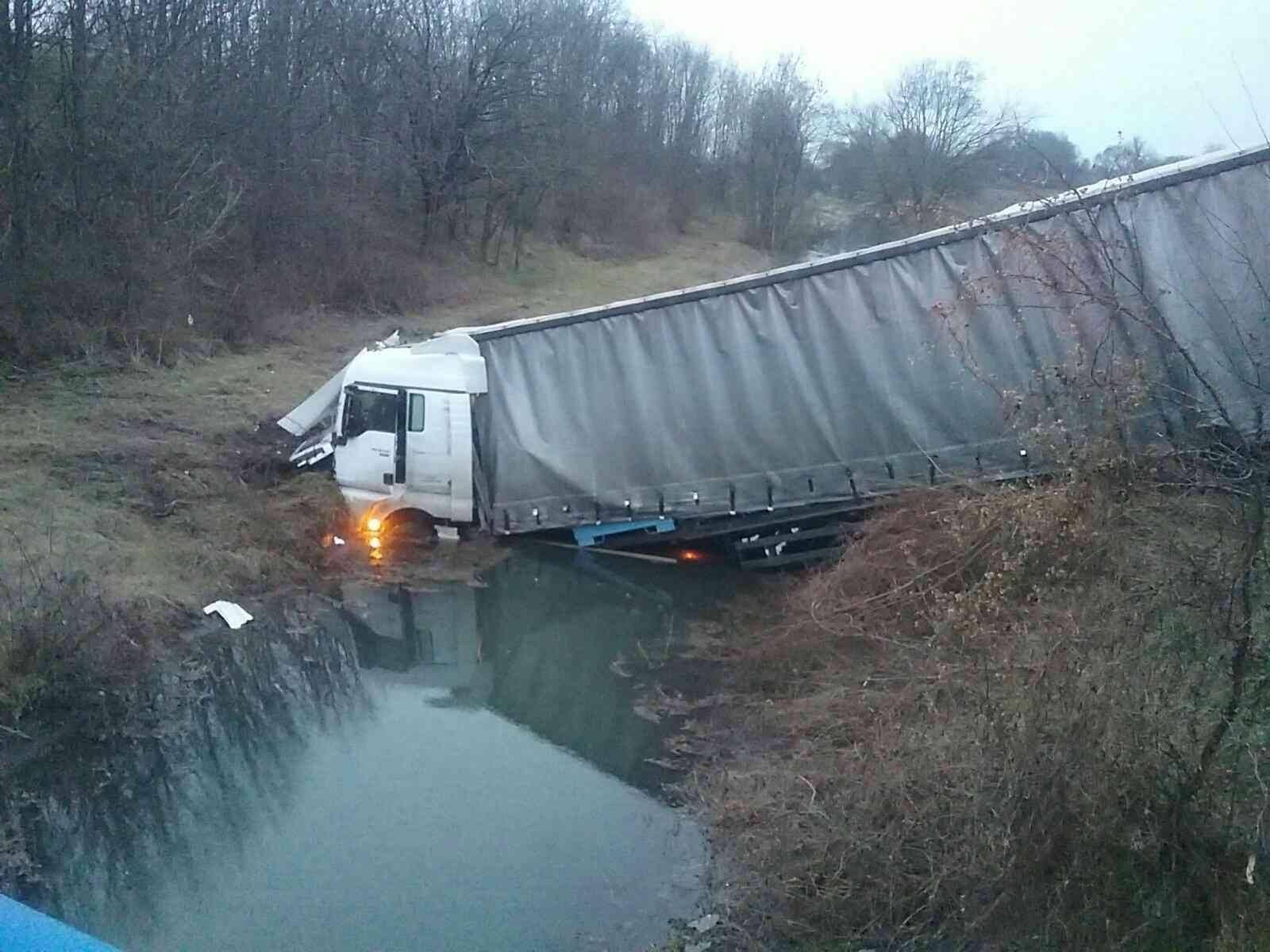 Na diaľnici D1 za Sencom smerom na Trnavu skončil kamión mimo cesty.