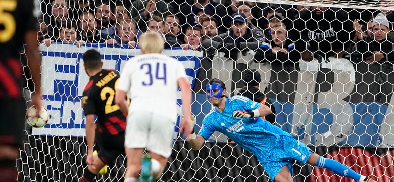 Grabara obronił rzut karny. Szczęsnemu piłka dwa razy po rękach wpadła do siatki [WIDEO]