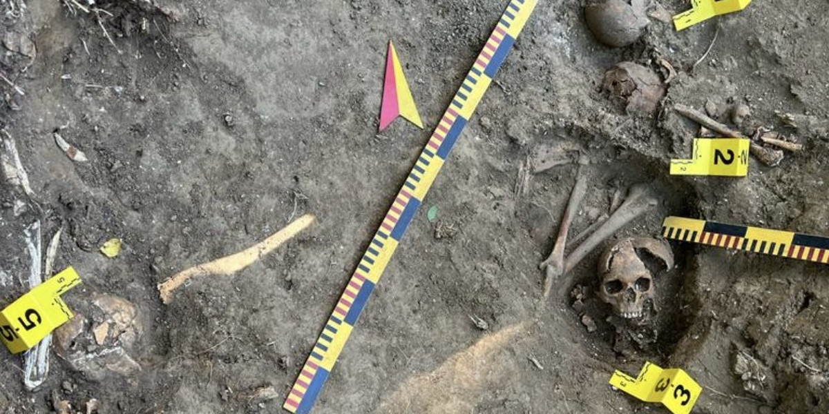 We wsi Puźniki odnaleziono zbiorową mogiłę, w której pochowano ciała zamordowanych Polaków.