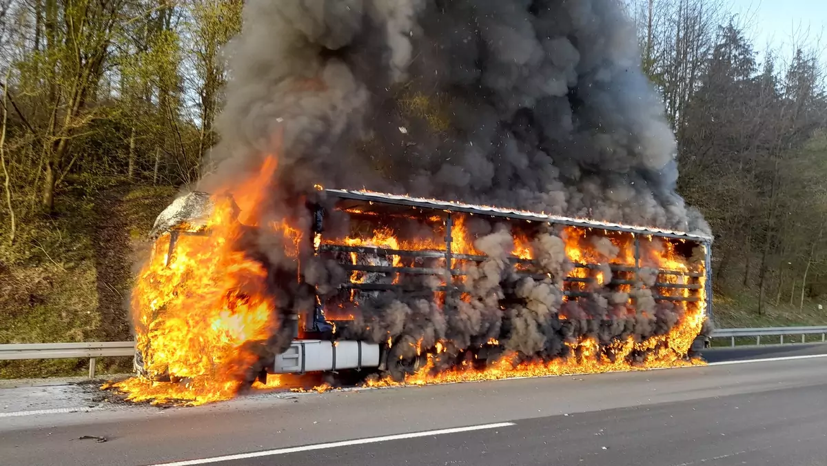 Na niemieckiej autostradzie spłonęła polska ciężarówka przewożąca papier