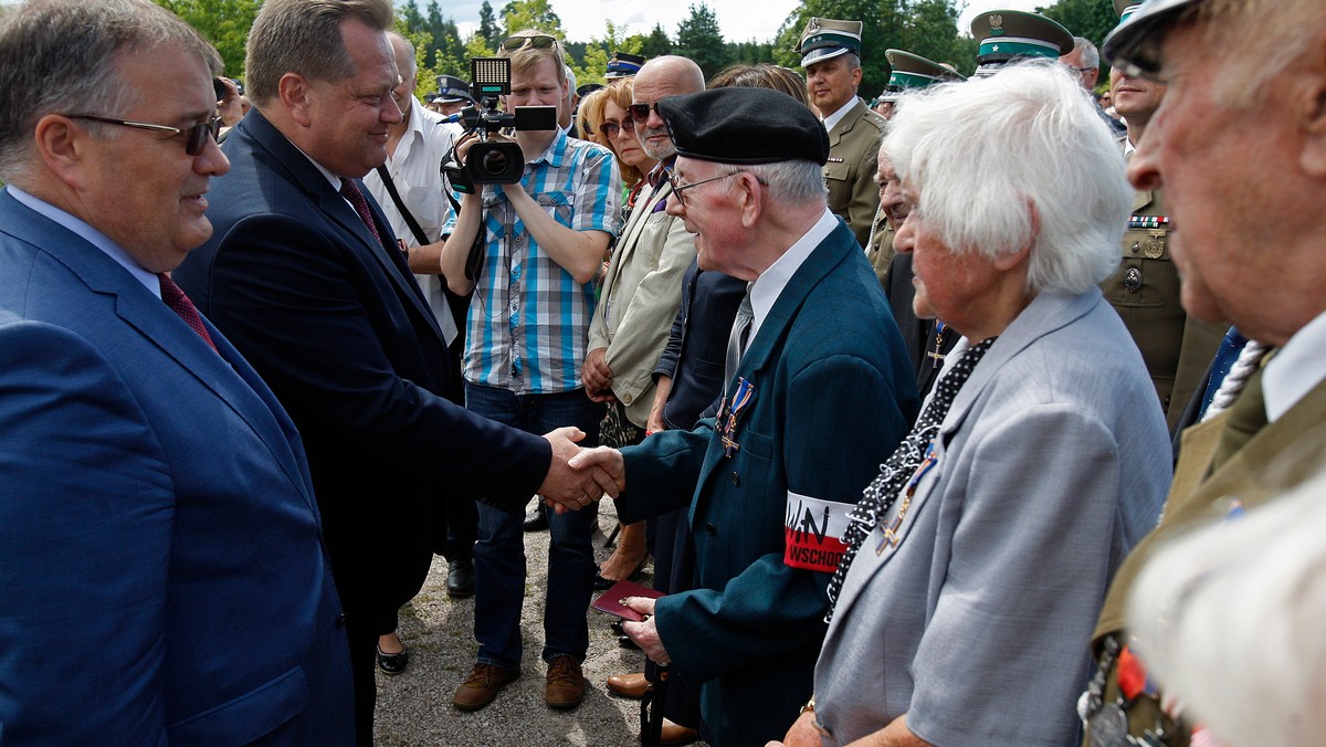 Na wzgórzu w Gibach, gdzie stoją dębowe krzyże symbolizujące ofiary obławy augustowskiej, odbyły się w niedzielę uroczystości 72. rocznicy tej największej zbrodni dokonanej na Polakach po II wojnie światowej. Obława nazywana jest także małym Katyniem.