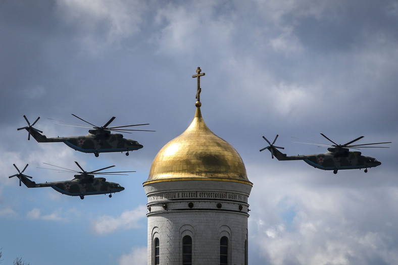 Ciężkie helikoptery rosyjskich sił powietrznych Mil-26 lecą w szyku nad kościołem św. Jerzego w Moskwie