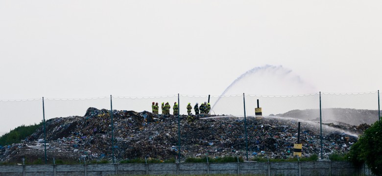 Pożar w Kępnie. Zasłabł strażak, śmigłowiec zabrał go do szpitala