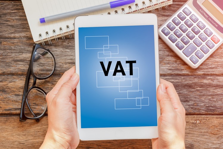 <b>Ulga budowlana - PIT-28, PIT-36 lub PIT-37 (odliczenie od dochodu)</b>
<br>
<br>
W przypadku ulgi budowlanej także obowiązują ograniczenia - wprowadzone w 2014 r. Także w 2016 roku zwrot podatku VAT za materiały mieszkaniowe przysługuje wyłącznie w związku z budową domu jednorodzinnego albo nadbudową lub rozbudową budynku na cele mieszkalne lub przebudową (przystosowaniem) budynku niemieszkalnego, jego części lub pomieszczenia niemieszkalnego na cele mieszkalne, w wyniku których powstał lokal mieszkalny.
<br>
<br>
Ze zwrotu można skorzystać, o ile:
<br>
- powierzchnia użytkowa lokalu mieszkalnego albo domu jednorodzinnego nie przekracza 75 m2 i 100 m2 lub 85 m2 i 110 m2, a w dniu wydania pozwolenia na budowę dana osoba wychowywała przynajmniej troje dzieci,
<br>
- dana osoba do końca roku kalendarzowego, w którym wydano pozwolenie na budowę lokalu, nie ukończyła 36 lat (w przypadku małżonków warunek dotyczy młodszego z nich),
<br>
- do dnia złożenia wniosku o zwrot wydatków osoba fizyczna nie była właścicielem budynku mieszkalnego jednorodzinnego lub lokalu mieszkalnego; osobą, której przysługuje spółdzielcze własnościowe prawo do lokalu, którego przedmiotem jest lokal mieszkalny lub dom jednorodzinny; właścicielem lub współwłaścicielem budynku, jeżeli jego udział w przypadku zniesienia współwłasności obejmowałby co najmniej jeden lokal mieszkalny
<br>
<br>
Co ważne, od 2014 roku zwrot ten nie dotyczy więc wydatków związanych z remontem lokalu mieszkalnego.
<br>
<br>
<a  href=