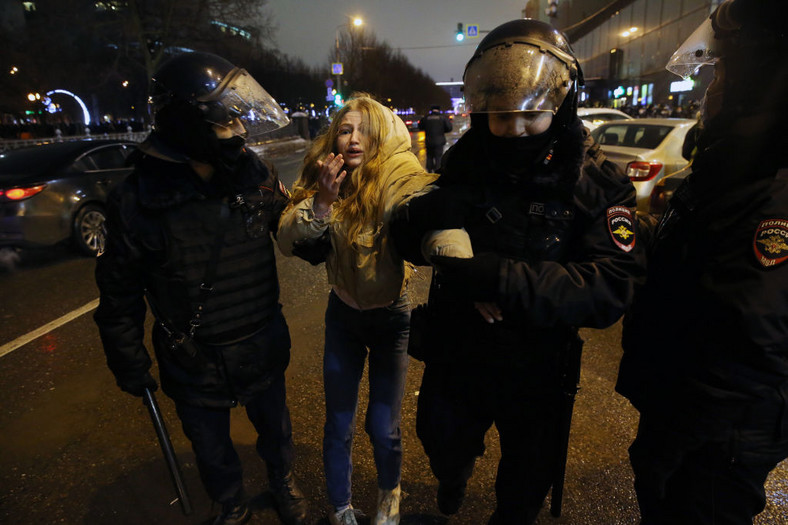 Kobieta zatrzymana podczas protestu przeciwko aresztowaniu Aleksieja Nawalnego (23 stycznia 2021)