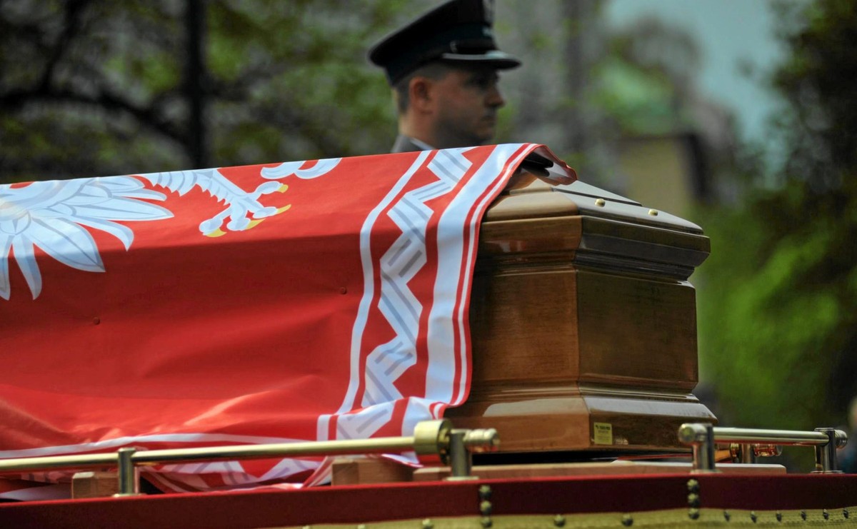 Trumna z ciałem Ryszarda Kaczorowskiego