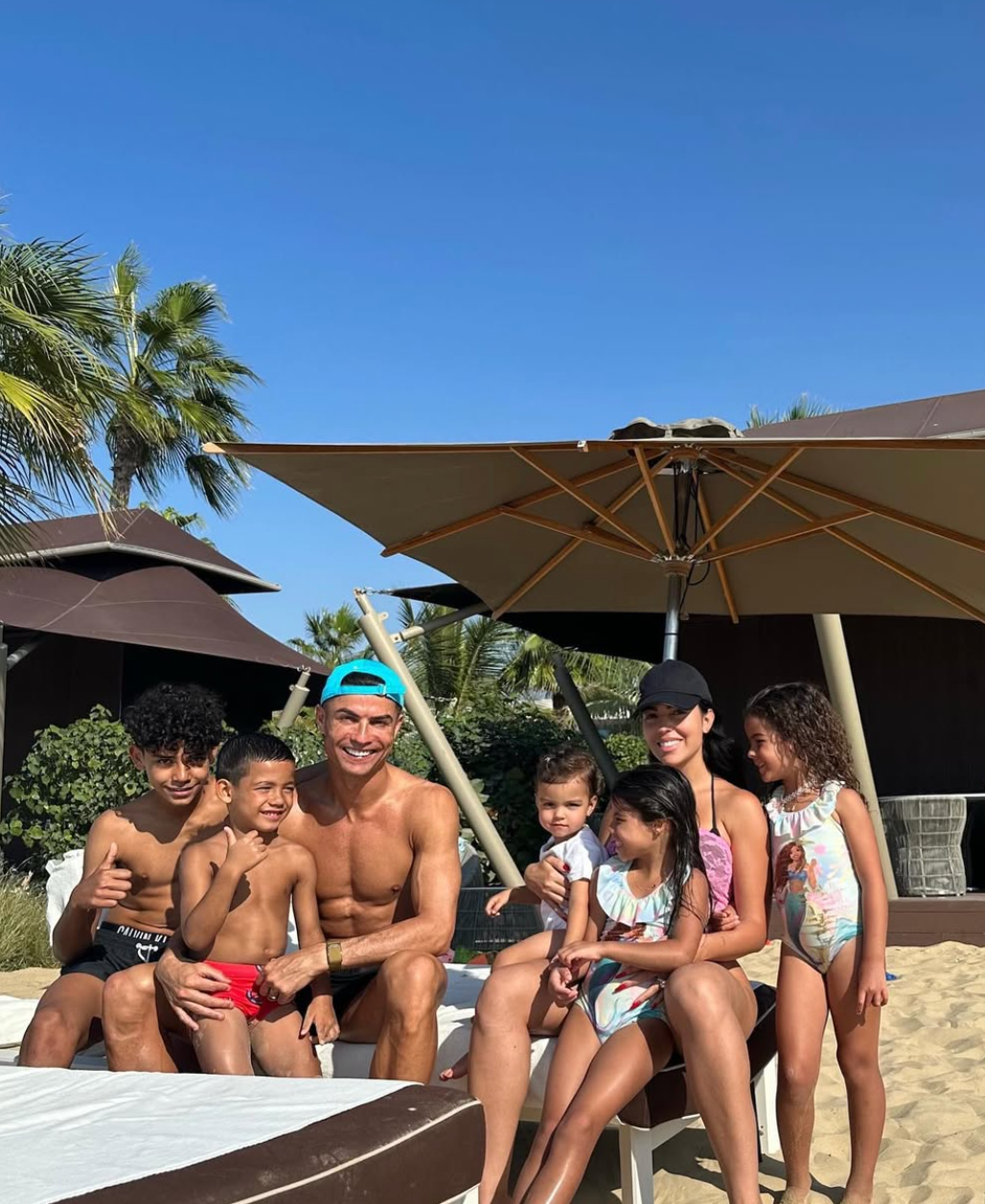 Georgina a Cristiano Ronaldo s rodinou.