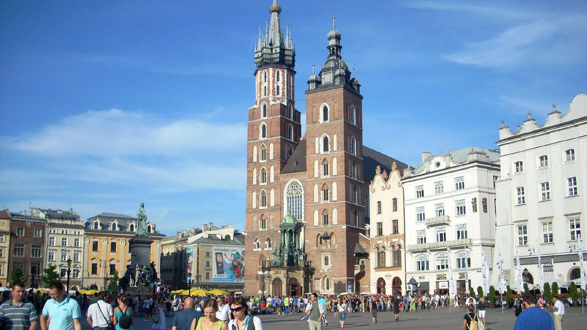 Koniec z głośną muzyką i krzykami na krakowskim rynku. Przynajmniej raz na godzinę. Krakowski radny Paweł Bystrowski z PO wpadł na pomysł wprowadzenia nakazu zachowania ciszy w czasie odgrywania hejnału Mariackiego na Rynku Głównym.