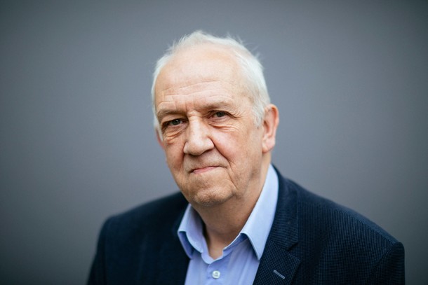 Prof. Andrzej Friszke (ur. 1956) jest historykiem specjalizującym się w historii najnowszej, członkiem rzeczywistym Polskiej Akademii Nauk. Autor m.in. książek: Polska. Losy państwa i narodu 1939-1989 (2003), Anatomia buntu. Kuroń, Modzelewski i komandosi (2010), Rewolucja Solidarności 1980-1981 (2014)