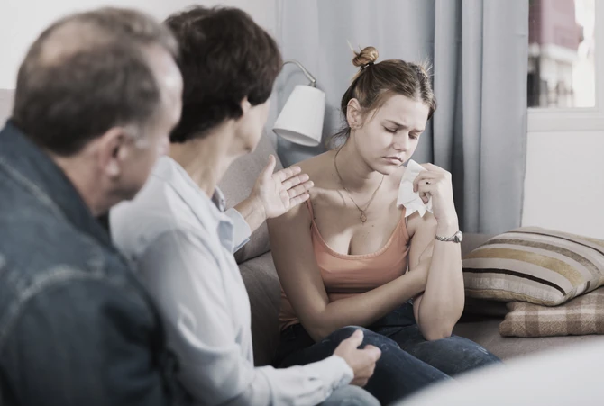 Devojka sa roditeljima