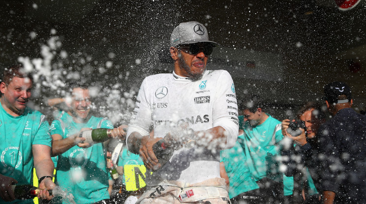 Hamilton öröme
nem lehet felhőtlen, a vb-cím sorsa ugyanis már nemcsak rajta múlik, hanem azon is, hány pontot szerez Rosberg / Fotó: Europress-Getty Images