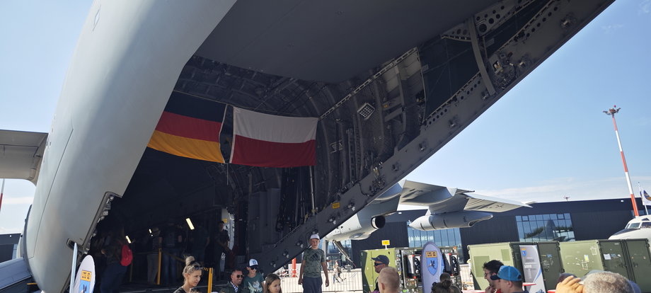 Wiele maszyn można było zobaczyć w środku. Tu Niemcy witają w swoim samolocie polskich odwiedzających.
