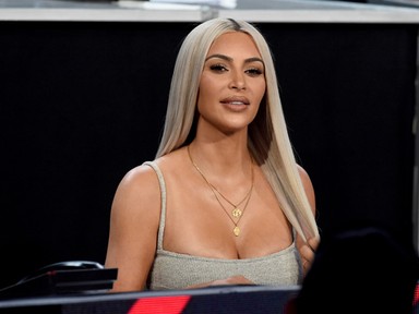 Most végre láthatod a parfümöt, amit Kim Kardashian pucér testéről mintáztak!