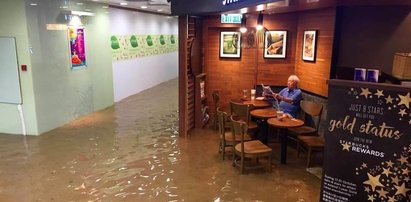 Zdjęcie tego staruszka jest hitem sieci. Dlaczego?