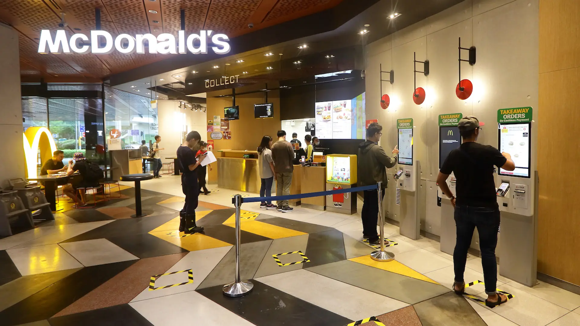 McDonald's testuje otwarcie według zasad dystansu społecznego