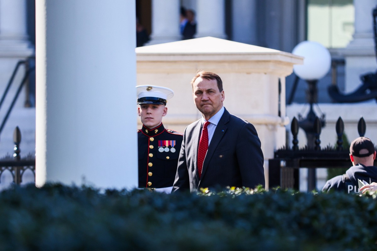 Minister spraw zagranicznych Radosław Sikorski przed spotkaniem z prezydentem USA Joe Bidenem w Białym Domu w Waszyngtonie