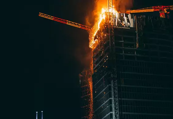 Pożar wieżowca w centrum Warszawy. Ogień był widoczny z odległych dzielnic miasta