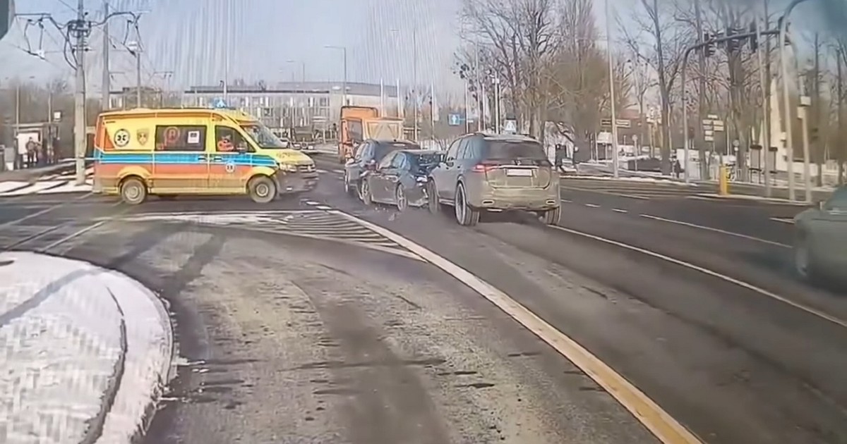 Chciał tylko przepuścić karetkę, a uruchomił serię niefortunnych zdarzeń. Nagranie niesie się po sieci