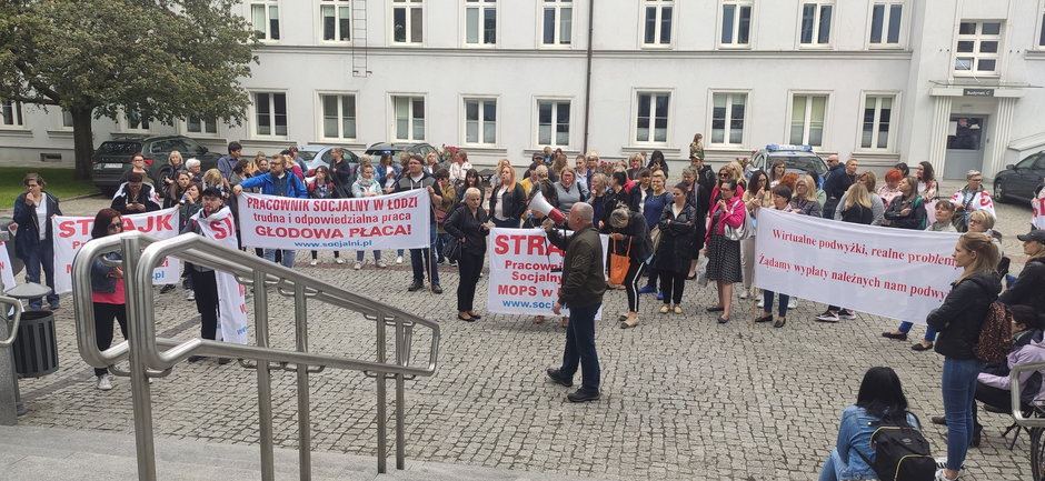Protest MOPS w Łodzi. Pracownicy strajkowali przed UMŁ