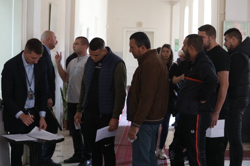 Porodice i prijatelji nastradalih u masakrima  u Višem sudu u Smederevu