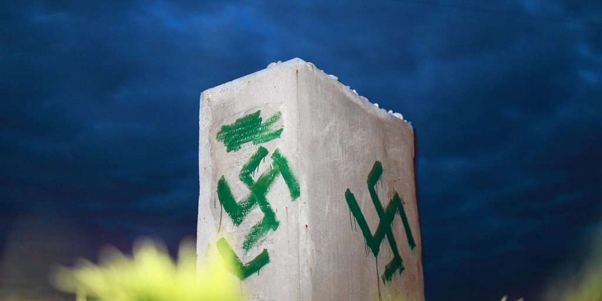 Swastyki w Jedwabnem i napis: "Byli łatwopalni"