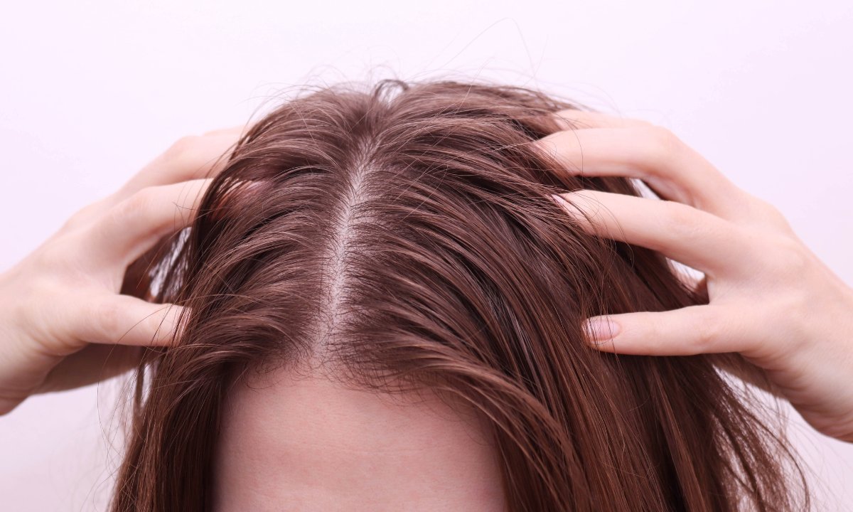 Ten szampon za 13 zł to ratunek na przetłuszczone włosy. "Teraz są świeże przez kilka dni!"