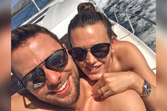 "KUPIO SAM TI STAN" Pevačica se udala za direktora firme, a on je ovako iznenadio pred porođaj: Povukla se iz javnog života, a sad objavila srećnu porodičnu fotografiju